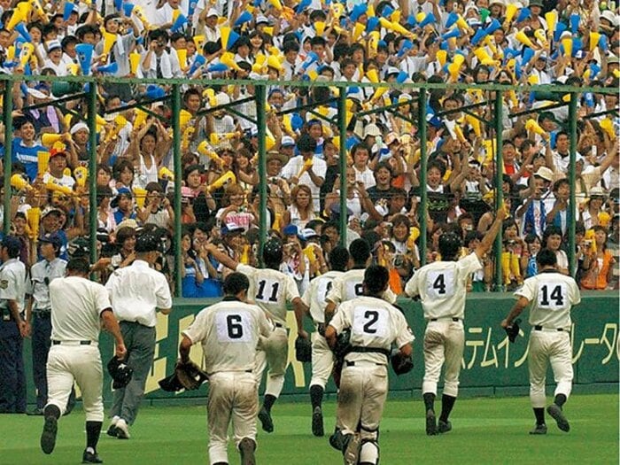 「北海道からも日本一を目指せるんだ」2004年夏の甲子園、駒大苫小牧“まさかのV”がもたらした革新《北の指揮官たちの証言》<Number Web> photograph by KYODO