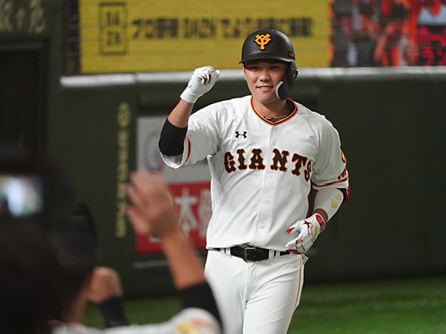 坂本勇人2,000本安打ゴールドプレート 巨人・坂本 右打者史上最年少