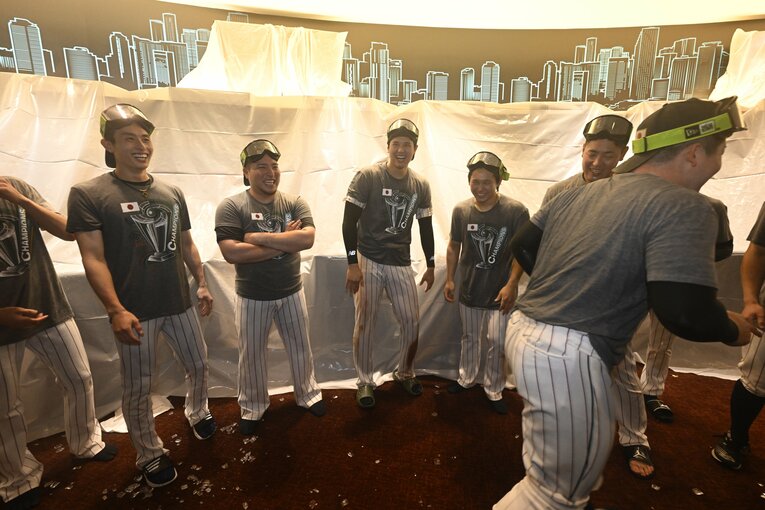 やっぱり見たいシャンパンファイトでの牧ダンス（3／3枚）　©代表撮影