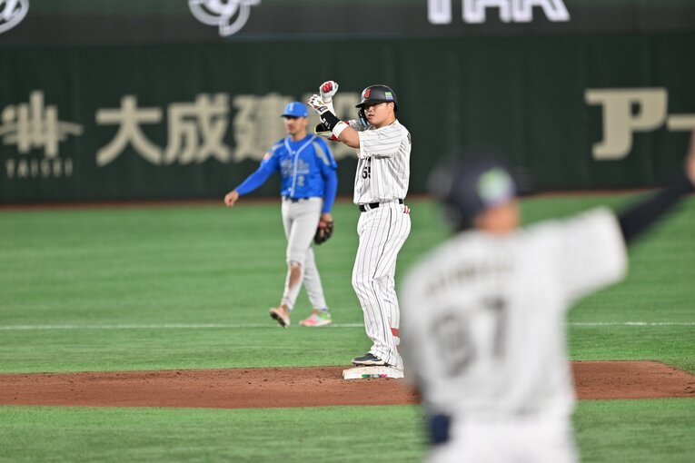 イタリア戦で今大会初のタイムリー2塁打。ベース上でペッパーミルパフォーマンスも　©︎Naoya Sanuki