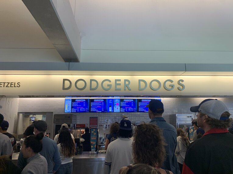 【ドジャースタジアム】ホットドッグはさすがの人気で待ち列が伸びていた
