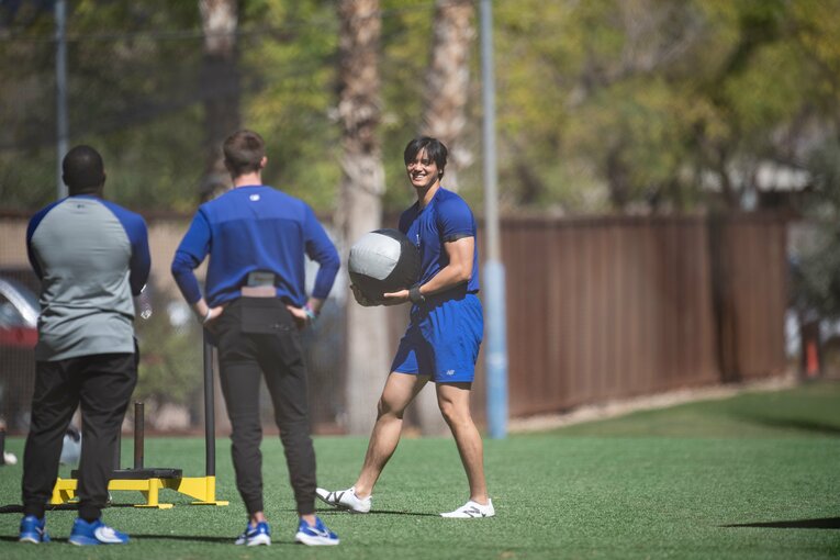 大きく浮き出る上腕二頭筋　©Nanae Suzuki