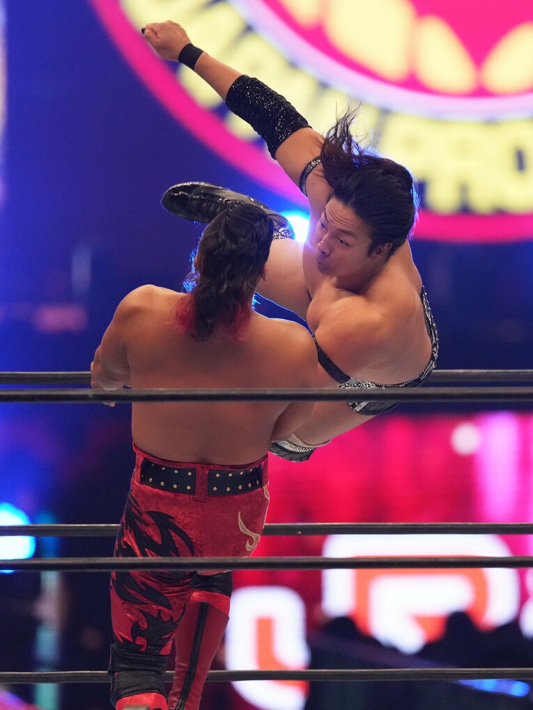 鷹木信悟とダイナミックに戦う竹下幸之介　©Essei Hara