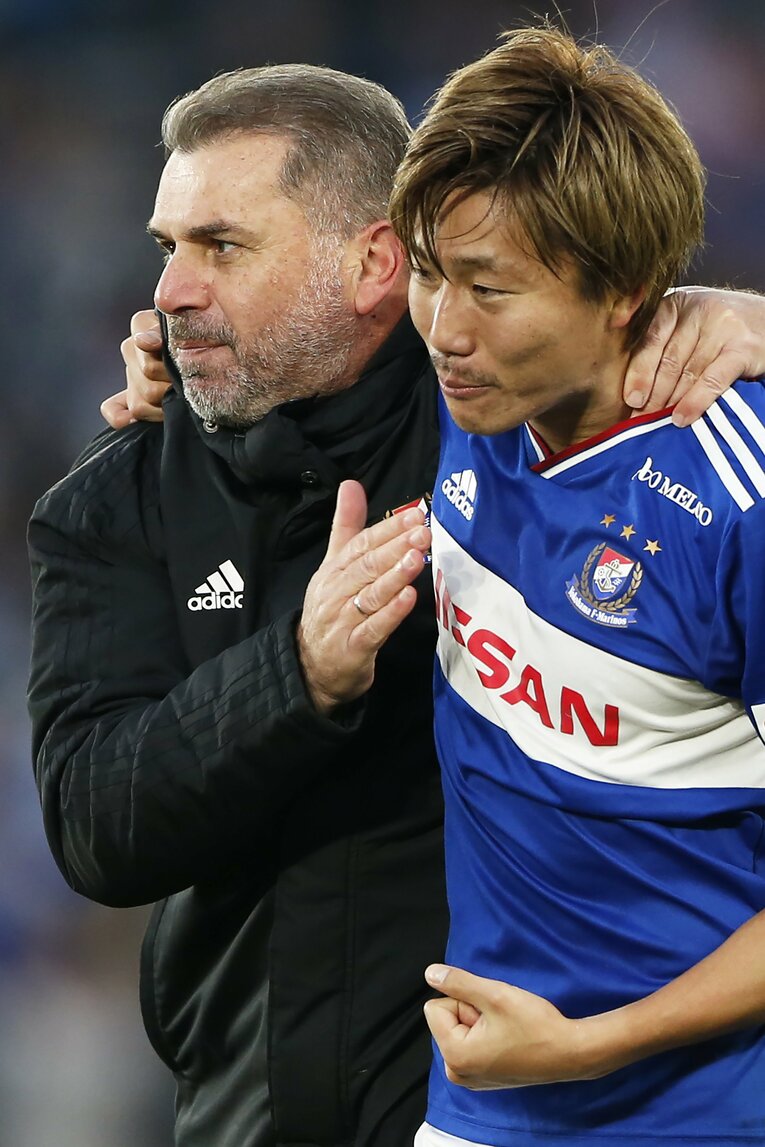 松原健とJ1優勝の喜びを分かち合うポステコグルー　©AFLO SPORT