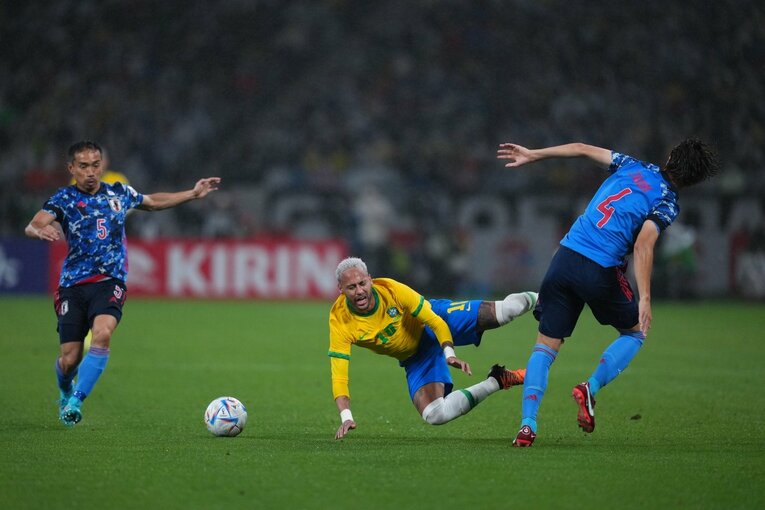 ネイマールとのマッチアップ　©JMPA