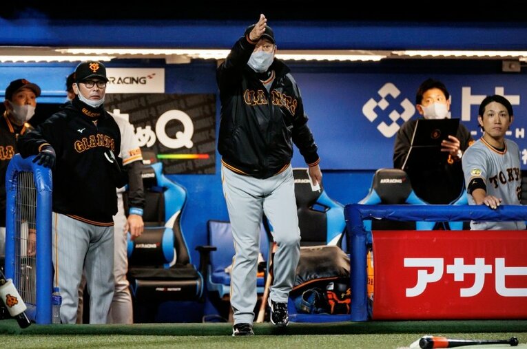 CSファイナルステージでヤクルトに敗れ、3年連続日本シリーズ進出はならなかった巨人・原監督 ／ photograph by Kiichi Matsumoto