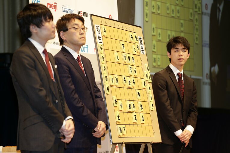 2018年、朝日杯で藤井聡太と対局　©Tadashi Shirasawa