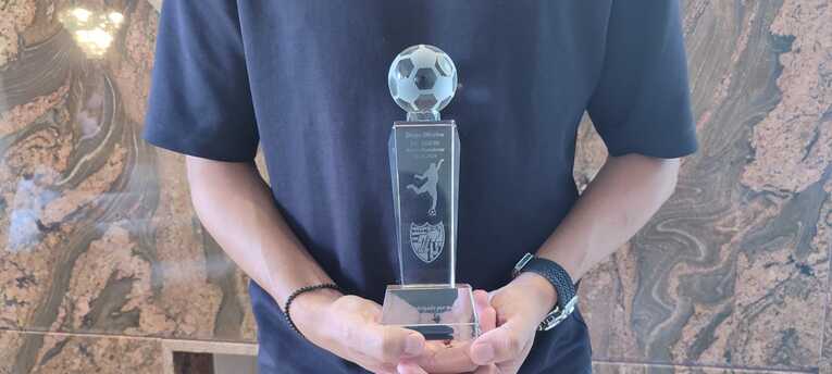 12月8日のセレッソ大阪戦後、FC東京のファンから贈られたトロフィーを手に　©Hiroaki Sawada