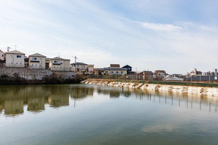 周辺には大きな池や公園もあった