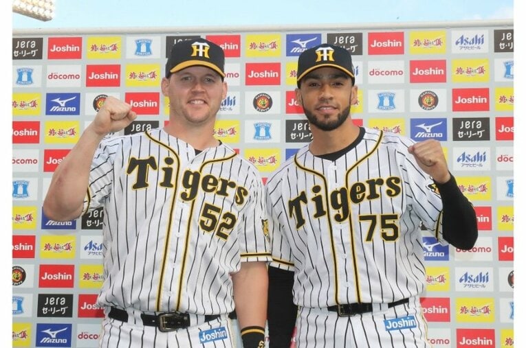 ソフトバンクから移籍後、クローザーに収まったスアレス（右）。実兄のアルバートはヤクルト所属©JIJI PRESS
