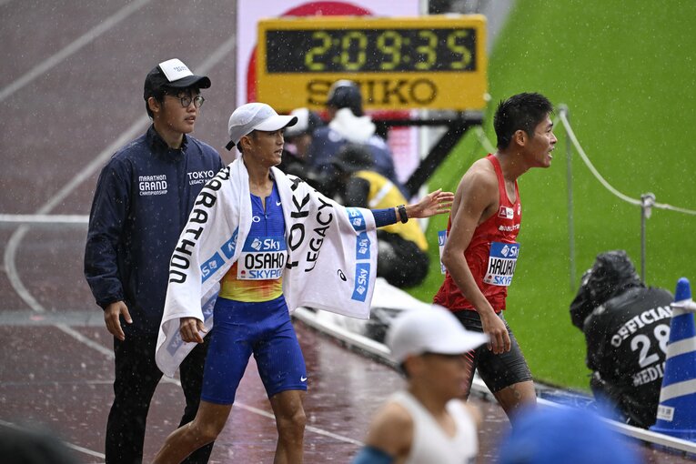 2023年MGC。走り終わった大迫は、ゴールした川内に声をかけに行った　©Asami Enomoto