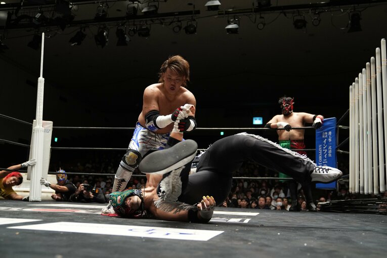 杉浦透とエル・デスペラードの攻防。リングには大量の蛍光灯がセットされる　©Masashi Hara