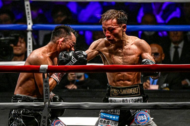 堤聖也は顔を腫らし、流血しながらもドネアに攻め込む　©Takuya Sugiyama