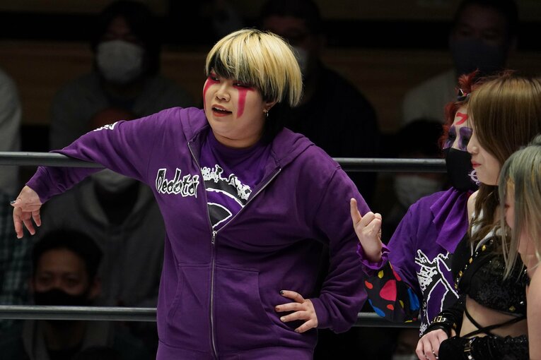 大江戸隊のセコンドにつく刀羅ナツコ