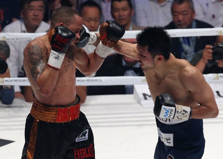 2018年7月、ロブ・ブラントに強烈なパンチを打ち込む村田諒太　©Getty Images