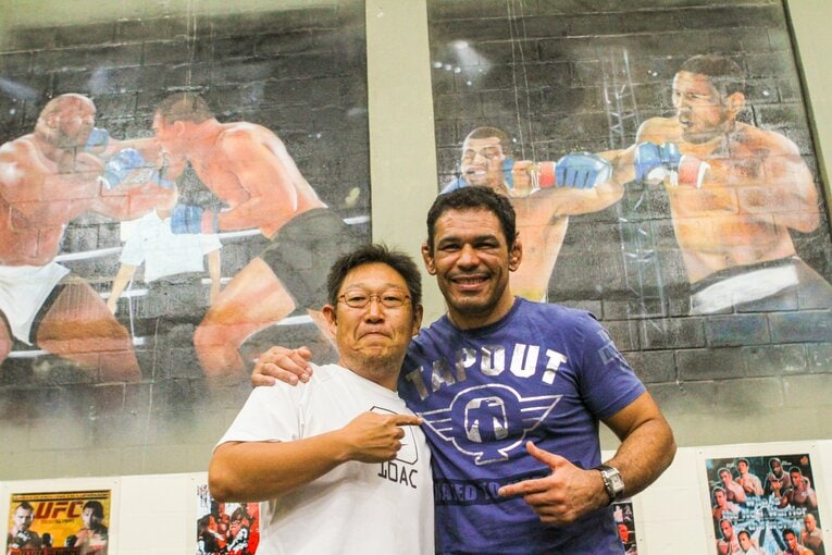 2011年、リオデジャネイロのアカデミーで撮影したノゲイラと筆者の2ショット