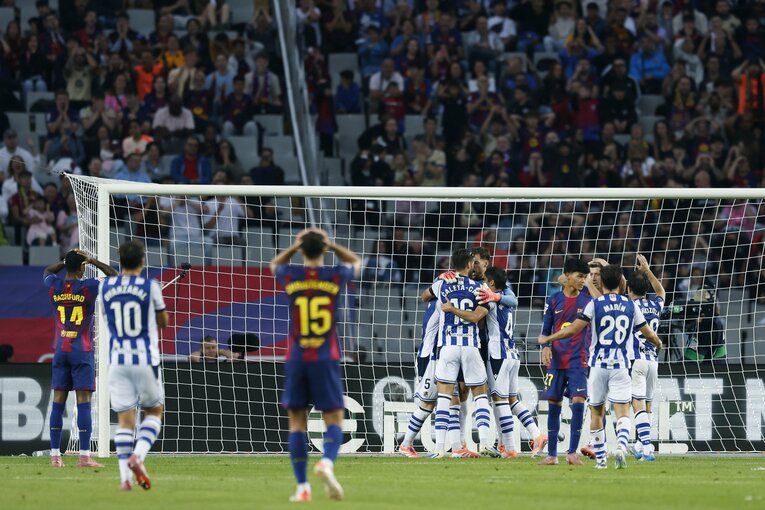 レミロの神セーブを讃えあうソシエダ守備陣と、頭をかかえるバルサメンバー　©Daisuke Nakashima