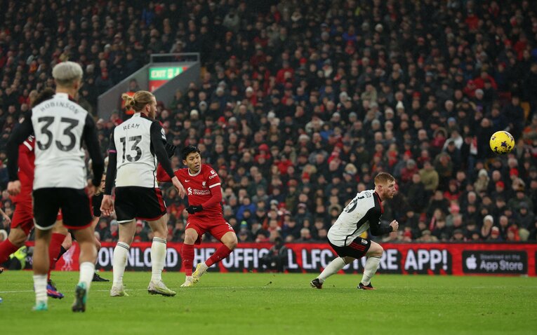 12月3日のフラム戦。後半44分に貴重な同点弾を決めた遠藤航。プレミアリーグ初ゴールだった　©AFLO