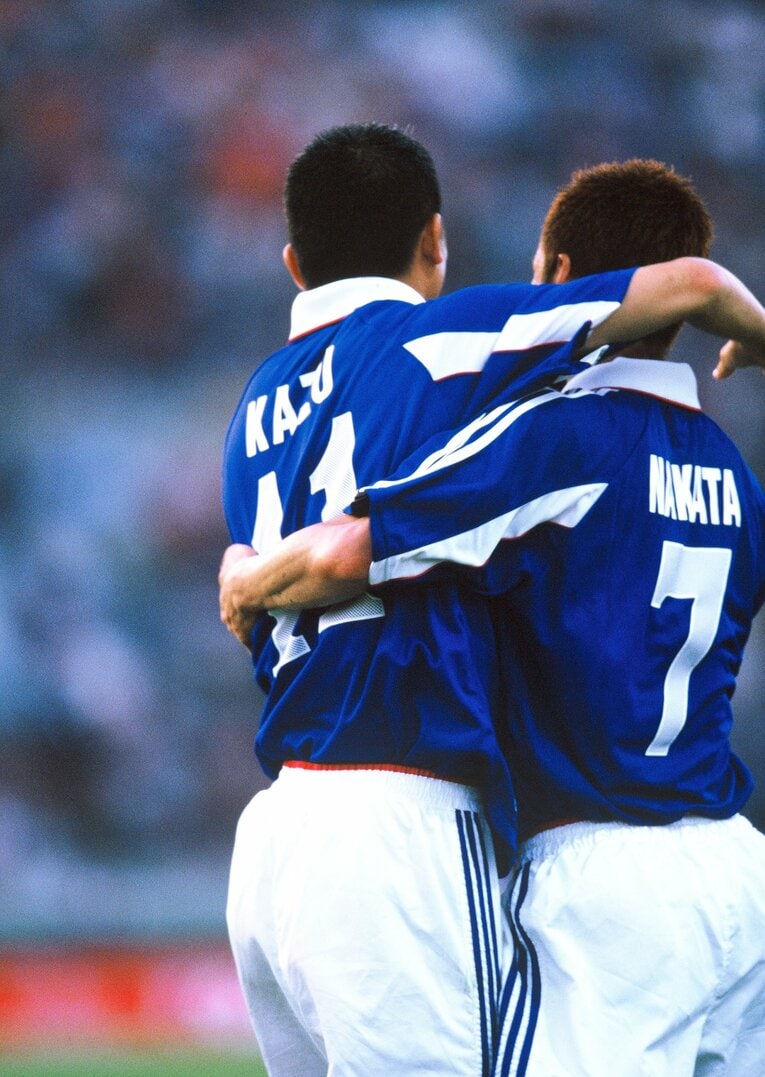 【Numberが激写！ギラギラしたカズの秘蔵写真／15枚超】中田英寿とハグ　©Sports Graphic Number