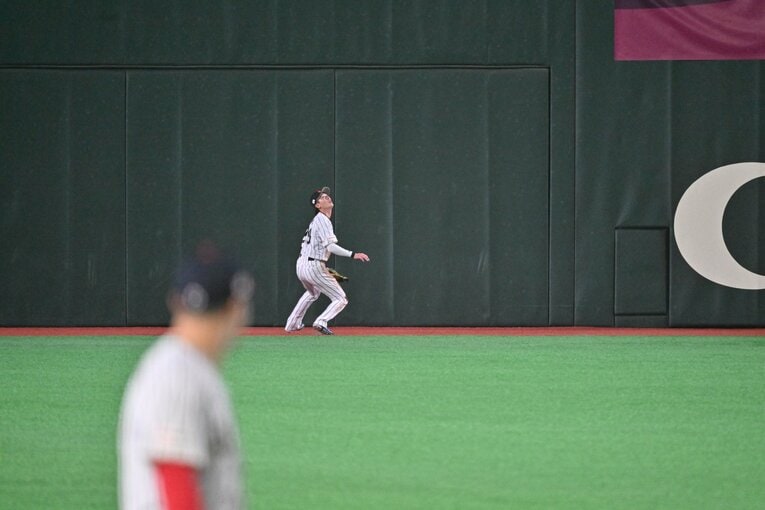 連続写真で見る周東佑京のスーパーキャッチ！　©Hideki Sugiyama