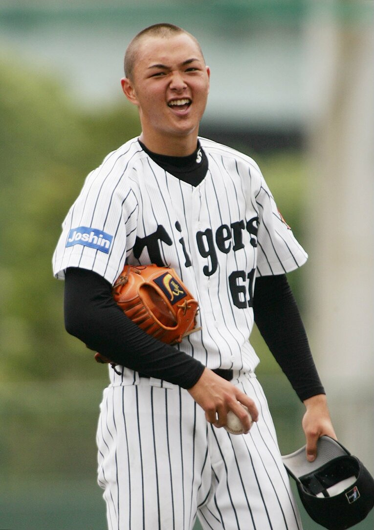 本塁打を打たれ、苦笑いを浮かべる　©JIJI PRESS