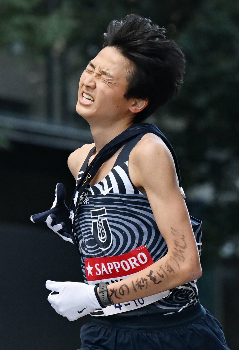 総合10位でゴールしたアンカー・清野太雅。腕には「その一秒をけずり出せ」の文字　©JIJI PRESS