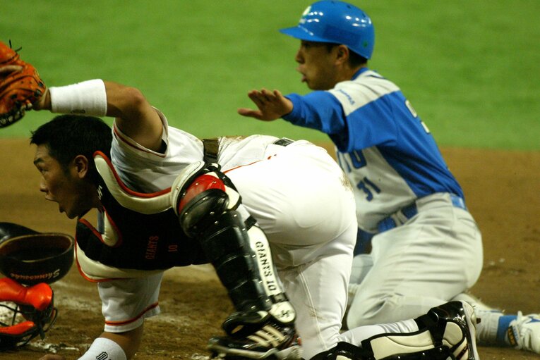 阿部慎之助の2年目、2002年の日本シリーズ。西武・小関竜弥とのクロスプレー　©BUNGEISHUNJU