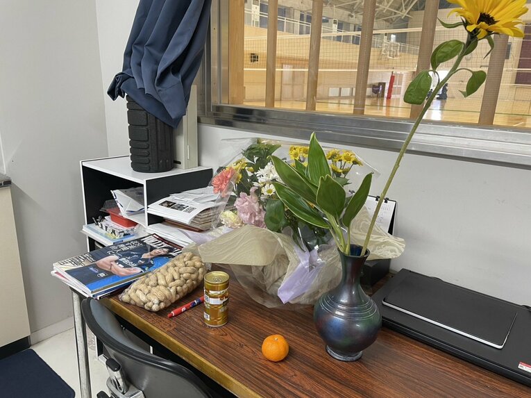 畑野前監督が使用していた教官室の机（筆者撮影）