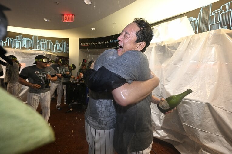 抱き合う栗山監督と村上　代表撮影