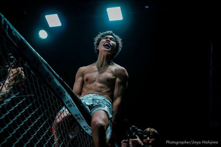 細川はKO勝ちを収めるとケージに昇り咆哮　©BreakingDown