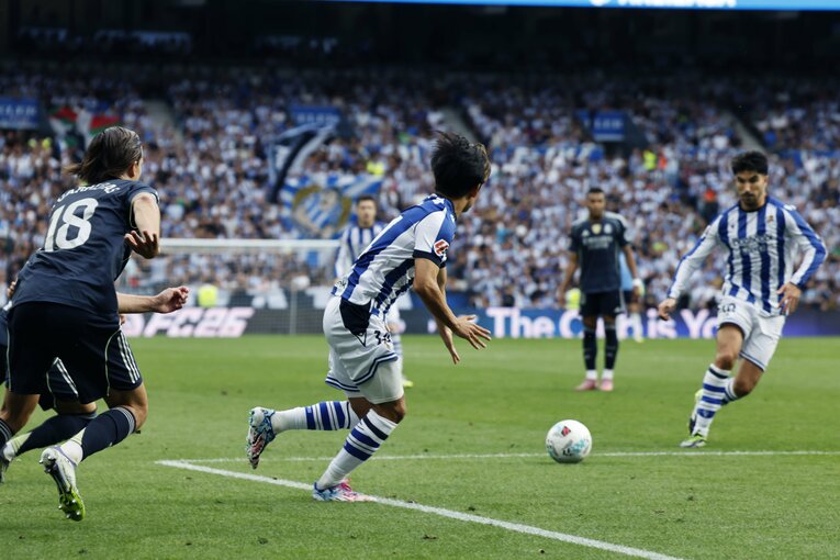 「万全じゃない時に無理を…」久保建英“マドリー戦途中出場”のナゼ「ソックスを履く左足首に包帯が」異変にカメラマンは気づいた(11)