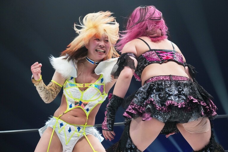 吏南を殴る羽南　©Essei Hara