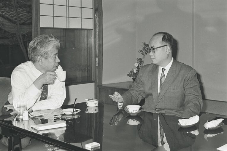 1965年、ノンフィクション作家・大宅壮一との対談　©BUNGEISHUNJU