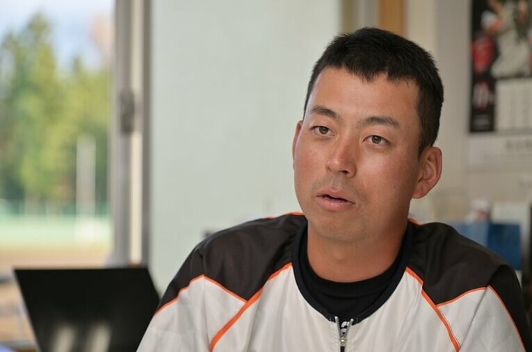 現在は拓殖大学の監督を務める馬淵烈さん。父が監督を務める名門・明徳義塾で主将にもなったが、甲子園には出場できず。現役時代について話を聞くと… ／ photograph by Hideki Sugiyama