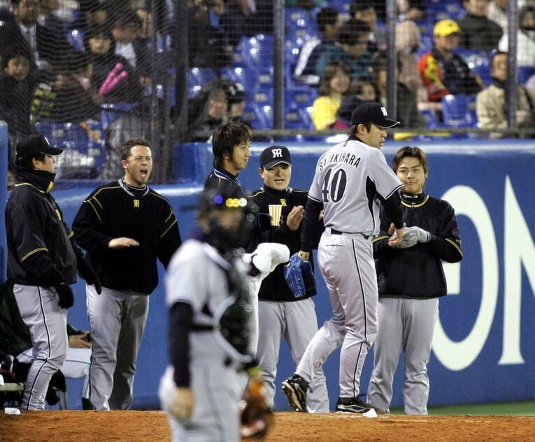 桟原（手前）の出番を見送る（右から）江草、久保田、藤川、ウィリアムスら　©︎SANKEI SHIMBUN