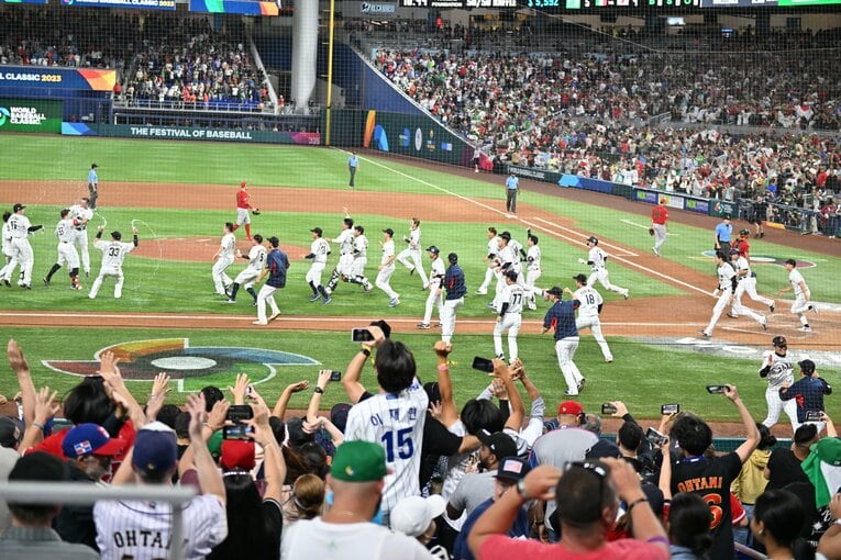 ホームインを喜んだ後はヒーロー村上のもとへ向かう（9/10）　©Naoya Sanuki