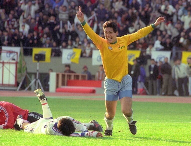 第70回高校サッカー選手権決勝・四日市中央工業戦で2ゴールを決め、両校優勝に貢献した帝京FW松波正信（当時2年）　©︎KYODO