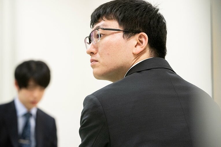 2日制タイトル戦、そして王者・藤井聡太と向き合う感覚を永瀬拓矢が語り尽くしてくれた　©Nanae Suzuki