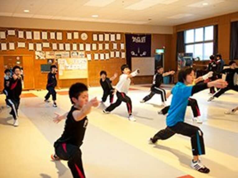 白い息を吐きつつ練習する気仙沼高フェンシング部。震災に負けず、'12年高校総体の女子団体で準優勝に輝く。