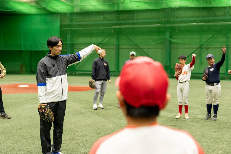 肘を傷めないための投げ方を教える