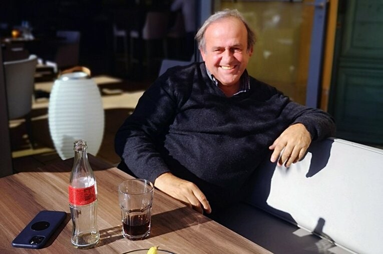 ダバディ氏の取材に応えてくれたプラティニ氏 ／ photograph by Florent Dabadie