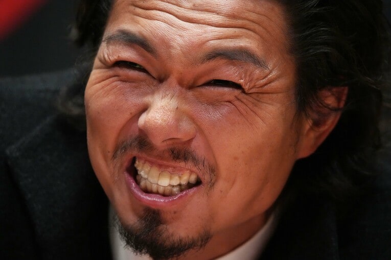 笑うジェイク・リー　©Essei Hara