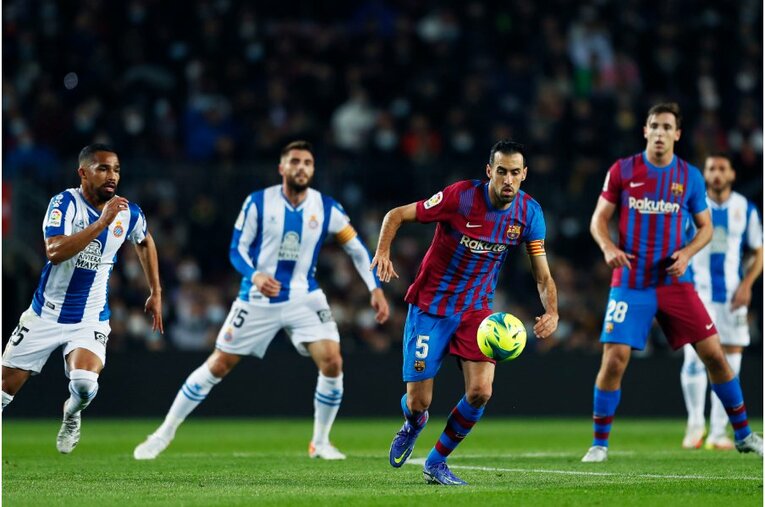 シャビ新監督41歳は暗黒バルサを救えるか 《メッシとの黄金連係・涙を撮ったカメラマン》が就任会見・初采配に見た“希望”とは(23)