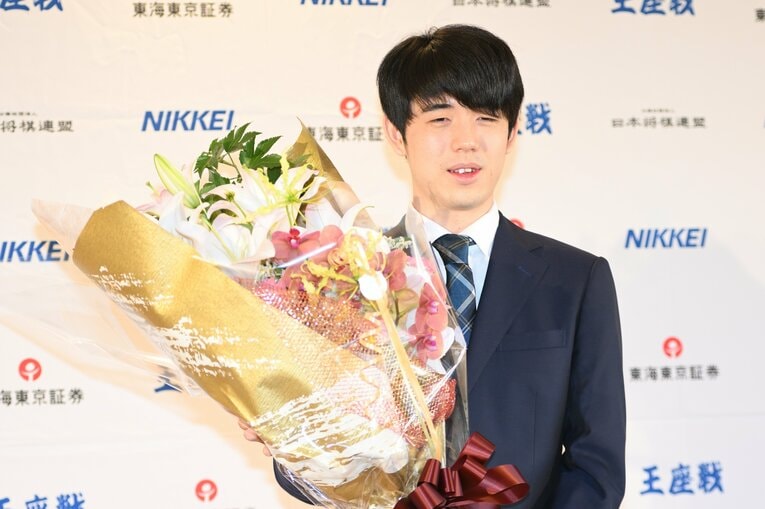 花束を手に　©Keiji Ishikawa