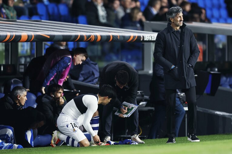 【映像に映らないタケクボの素顔／全13枚中の10枚目】ピッチに入る前の戦術的なやり取り　©Daisuke Nakashima