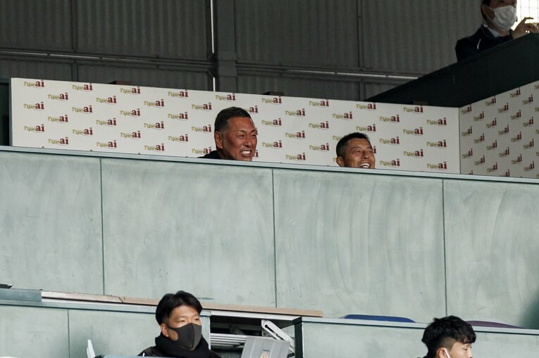 息子の活躍を見守る清原さん　©Kiichi Matsumoto