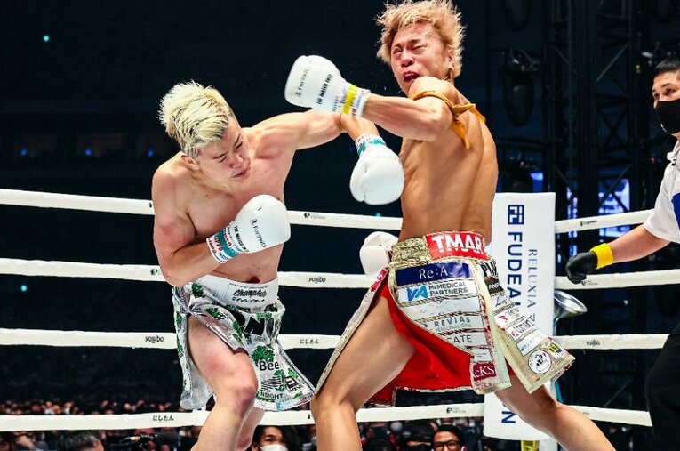 1R、武尊からダウンを奪った那須川天心の左フックの瞬間 ／ photograph by THE MATCH 2022/Susumu Nagao