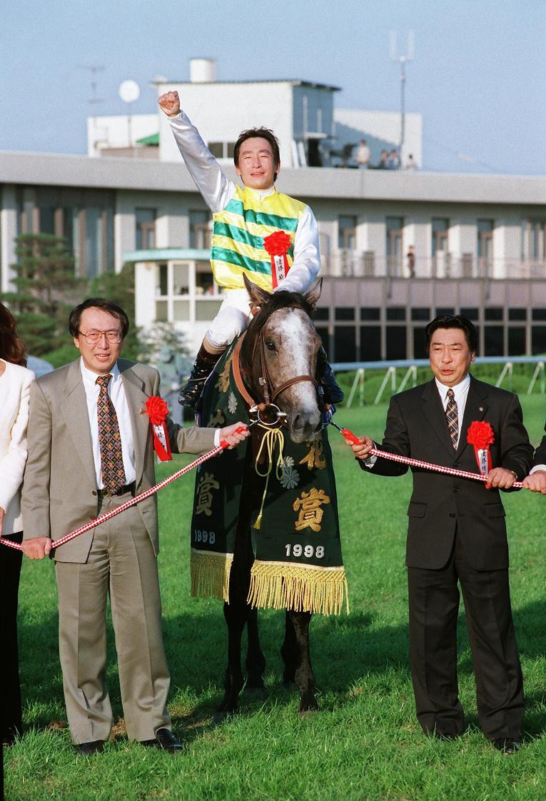 後続馬を幻惑する大逃げをマスターしたセイウンスカイは、つづく菊花賞（写真）でも2着スペシャルウィークに3馬身半差をつけて圧勝。走破時計の3分3秒2は3000mの世界レコード（当時）だった　©JIJI PRESS