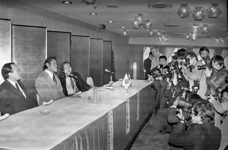 京王プラザホテルで行われた「猪木vsアミン大統領」の記者会見　©東京スポーツ新聞社