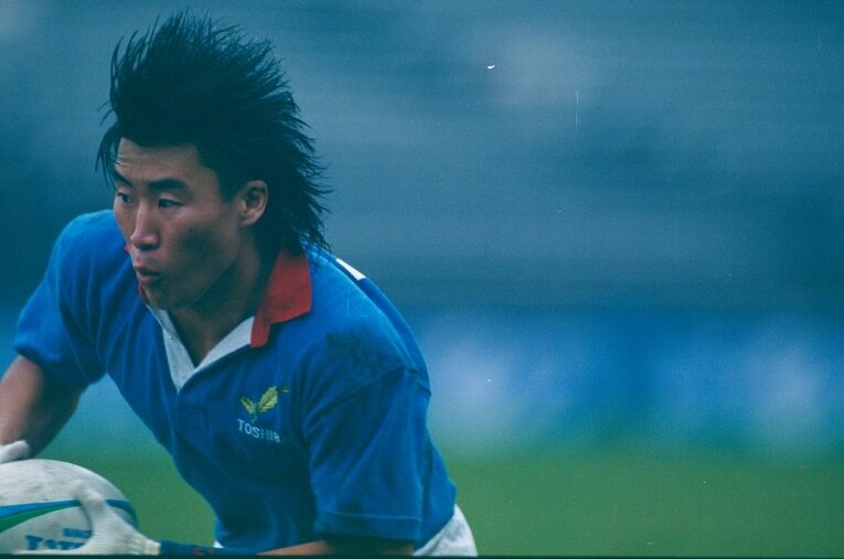 後ろ髪をなびかせながらピッチを駆け抜ける姿が印象的だった元ラグビー日本代表・松田努（52歳） ／ photograph by Takao Yamada